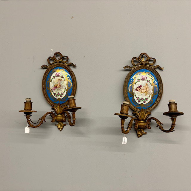 Par de arandelas antigas de bronze com placa pintada. Primeira metade do século XX, Limoges, França.